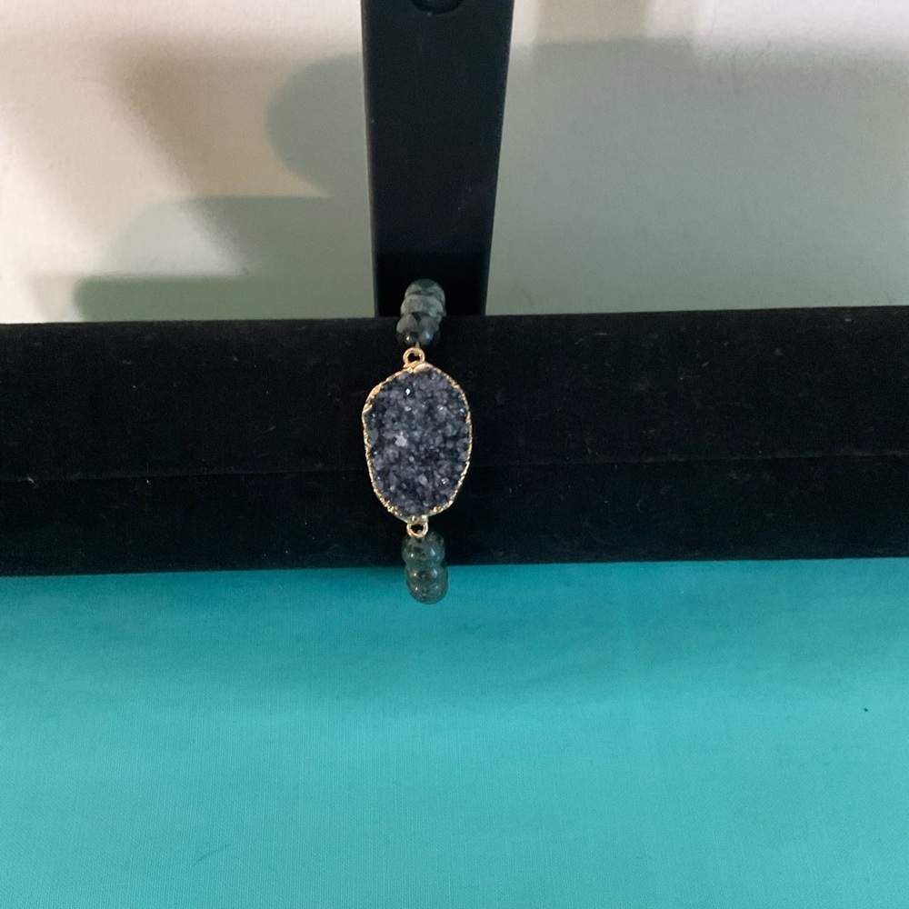 Chic Grayish Black Beaded Bracelet with Amethyst Druzy and Gold Accents